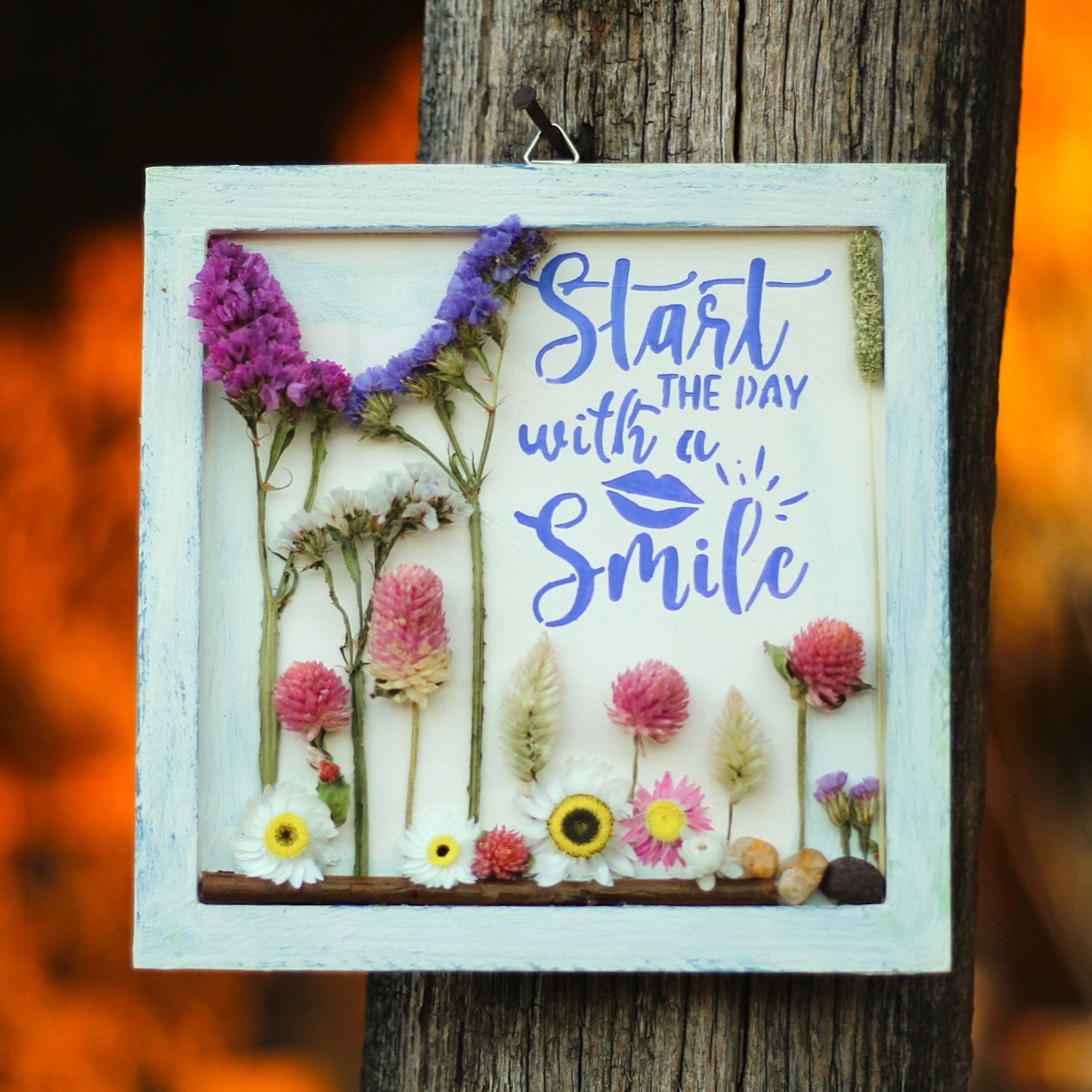 Пано със сухи цветя и надпис Start the Day with a Smile – ръчно изработено, 20x20 см